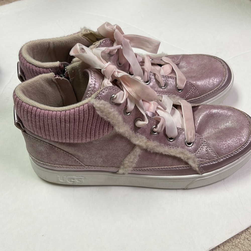 NEW!! Women’s UGG Metallic Pink Leather Shearling Trim High Top Sneakers Size 6M